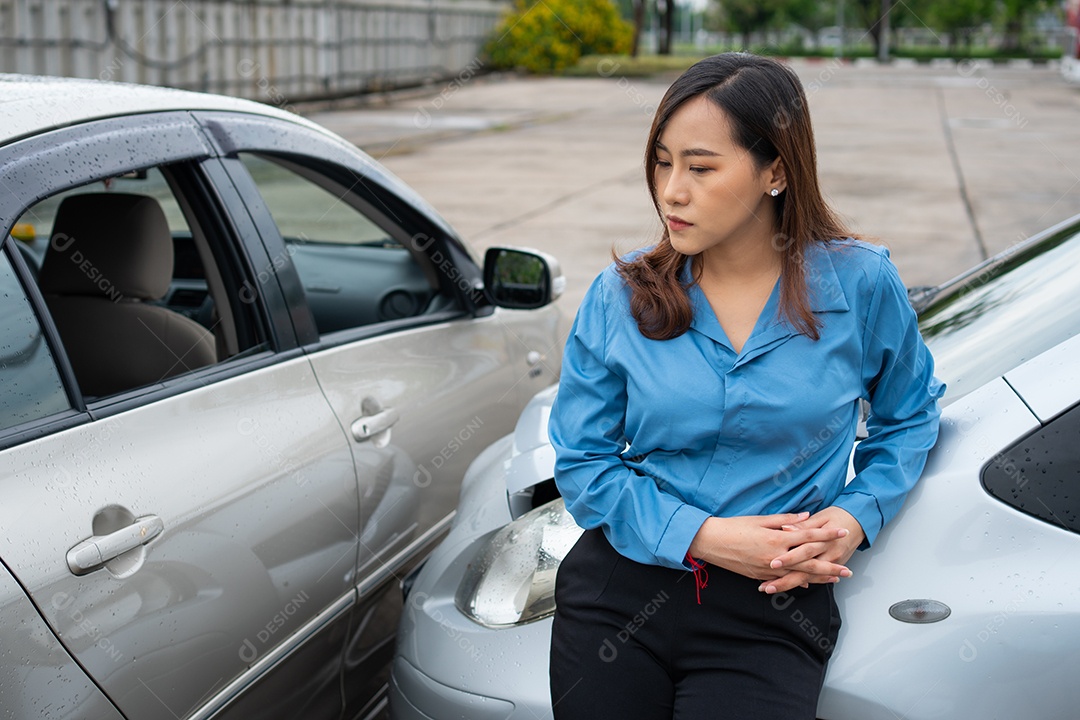 Mulher encostada no carro depois do acidente esperando socorrista