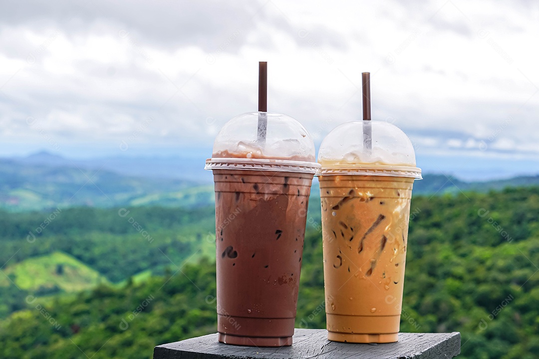 Milk-shake de café e chocolate no copo na mesa ao ar livre, conceito de comida, bebida e saúde, copie o espaço
