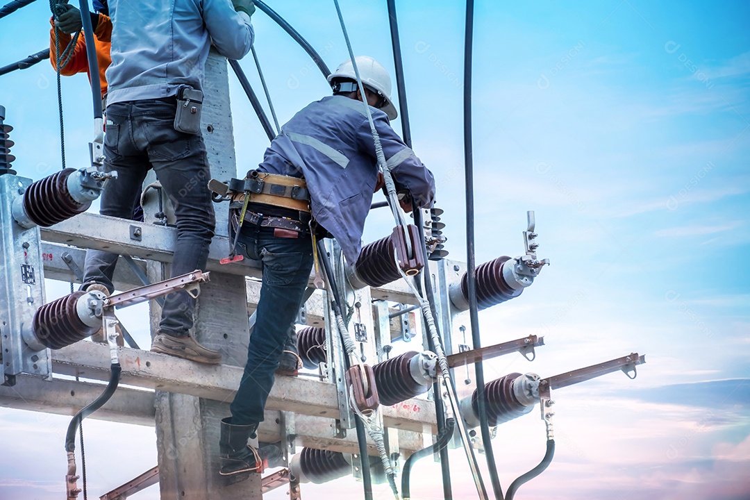 Eletricistas estão escalando postes elétricos para instalar e consertar linhas de transmissão