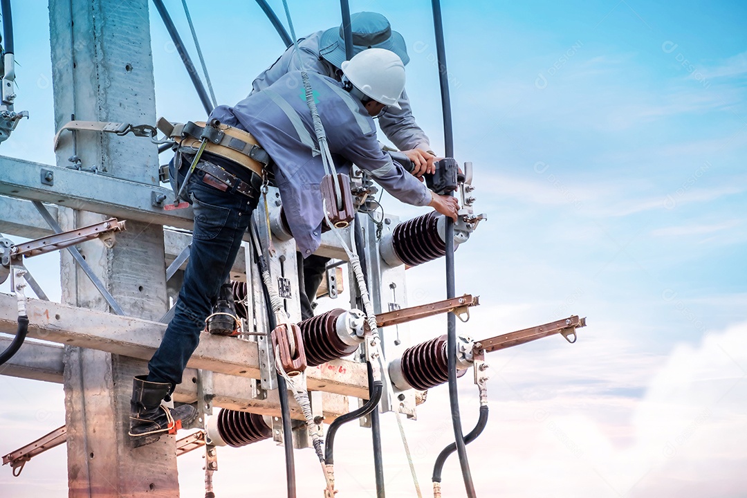 Eletricistas estão escalando postes elétricos para instalar e consertar linhas de transmissão