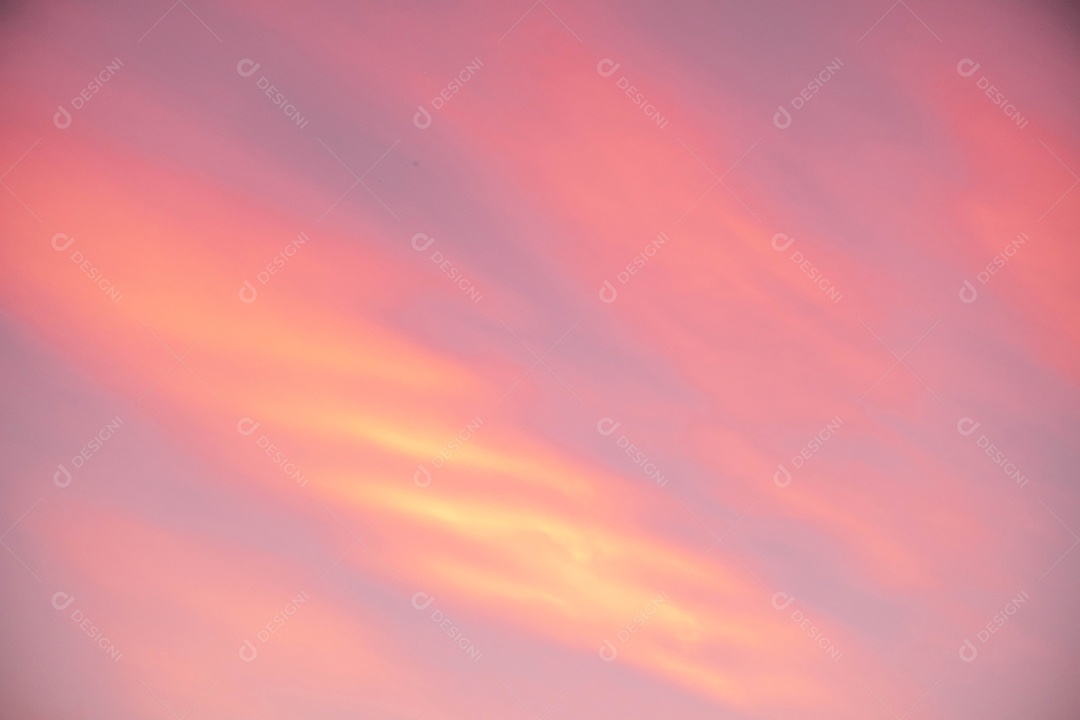 lindas nuvens laranja e luz do sol no céu azul perfeito para o fundo, pegue a noite, Crepúsculo