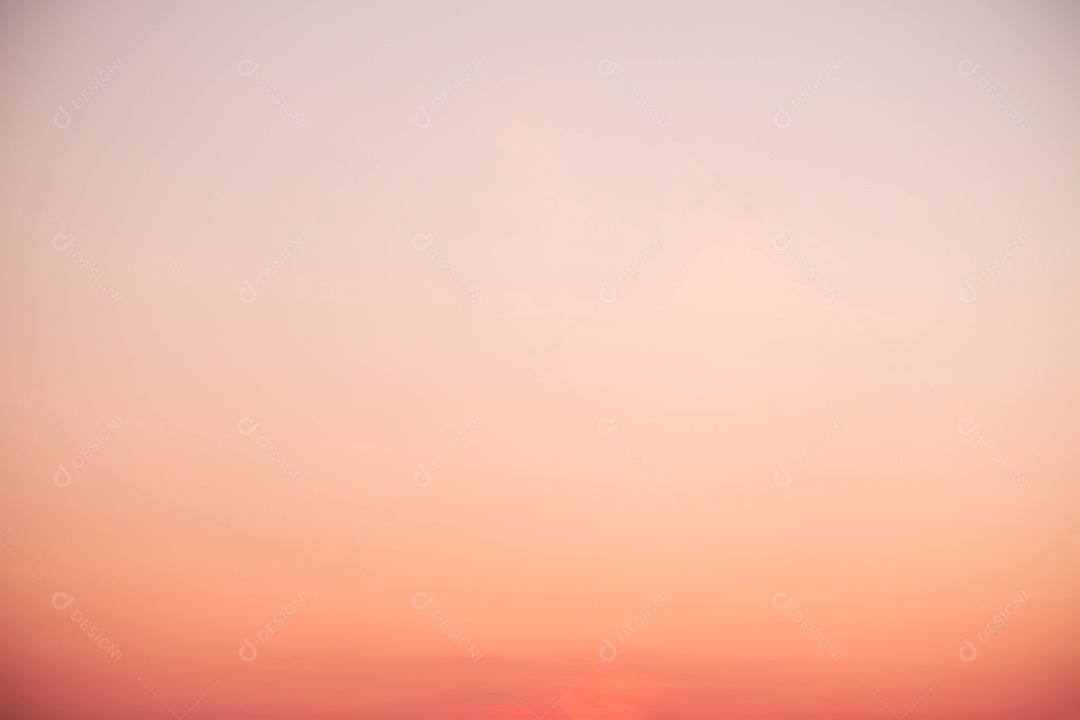 lindas nuvens laranja e luz do sol no céu azul perfeito para o fundo, pegue a noite, Crepúsculo
