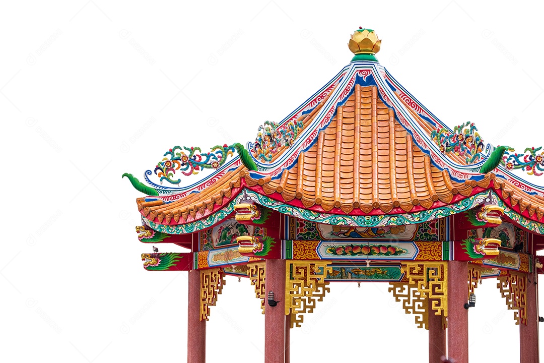 Pavilhão de estilo chinês com telhado laranja Decorado com motivos de dragão e chineses isolados em fundo branco, caminho de recorte