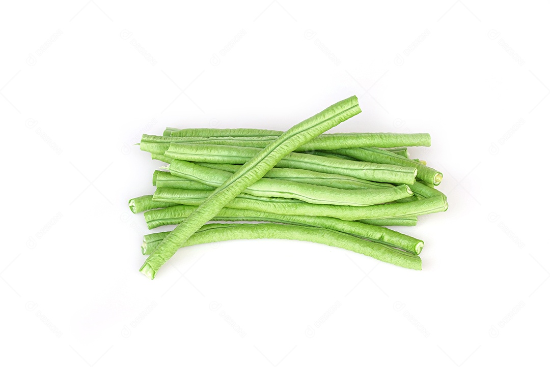 feijão fresco desfiado com longos (Vigna unguiculata subsp. sesquipedalis) isolado em um fundo branco