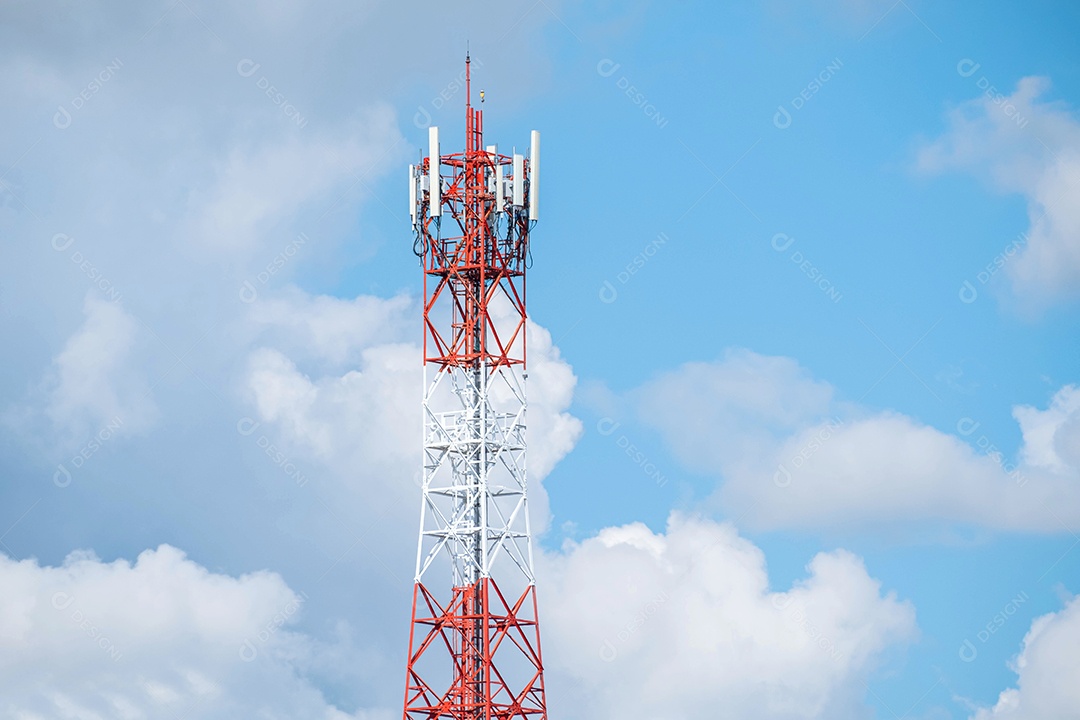 torre de telefone no fundo do céu e nuvens brancas tiradas à noite