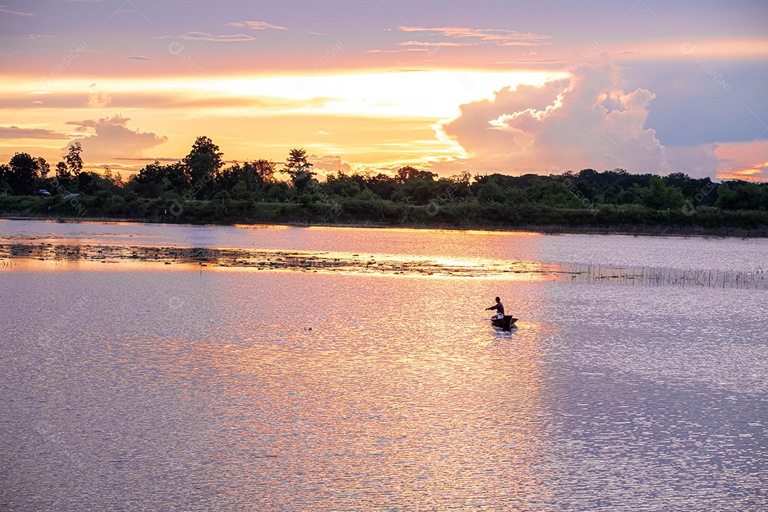 Paisagem lago por do sol céu lindo