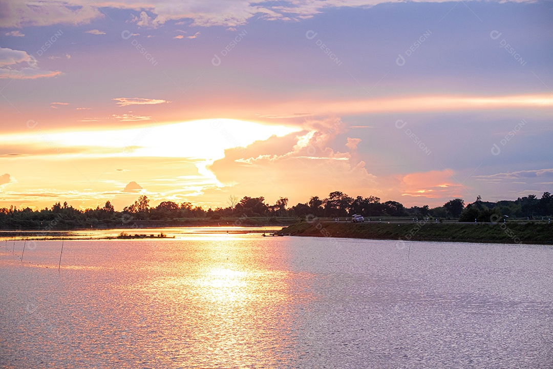 Paisagem lago por do sol céu lindo