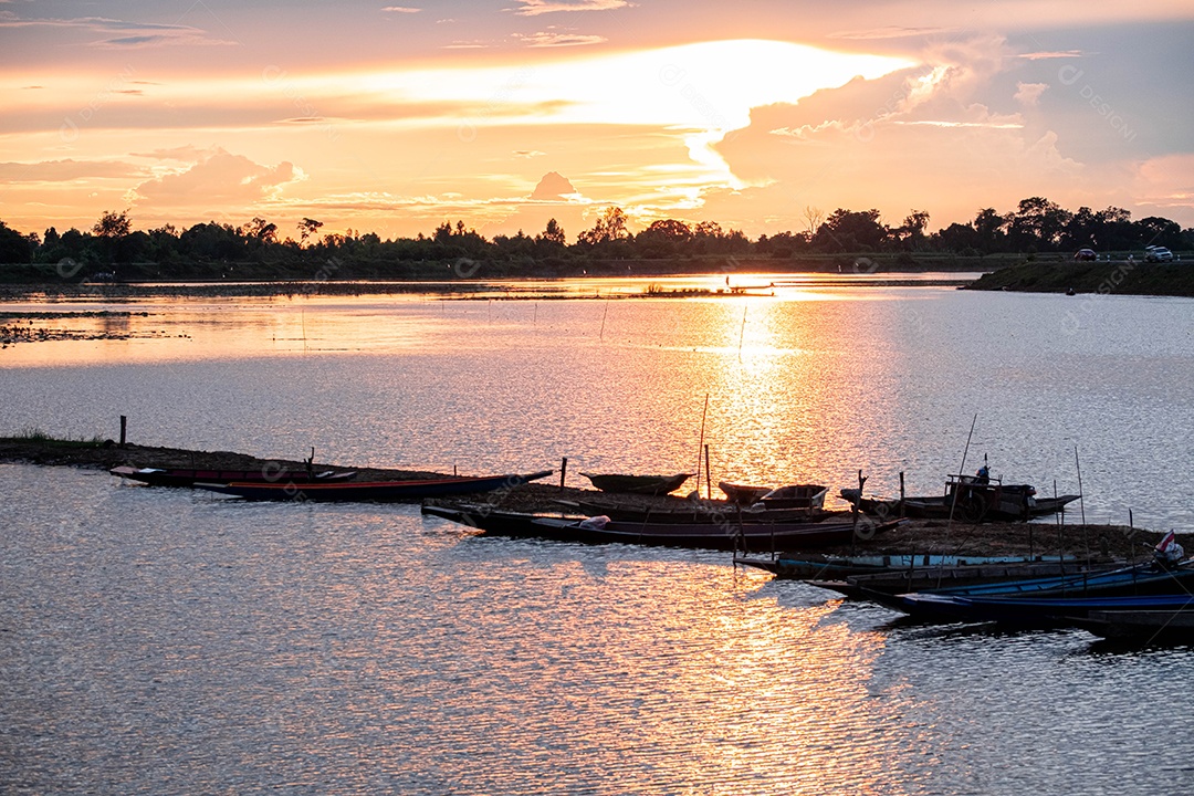 Paisagem lago por do sol céu lindo
