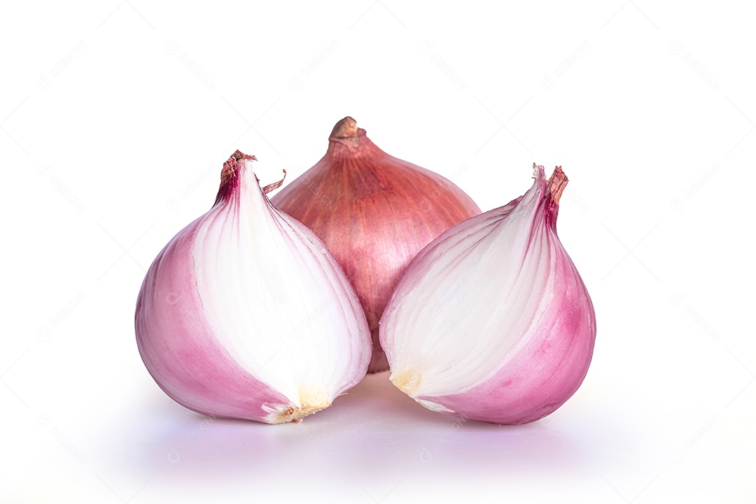 Cebola vermelha inteira e fatiada, isolada no fundo branco
