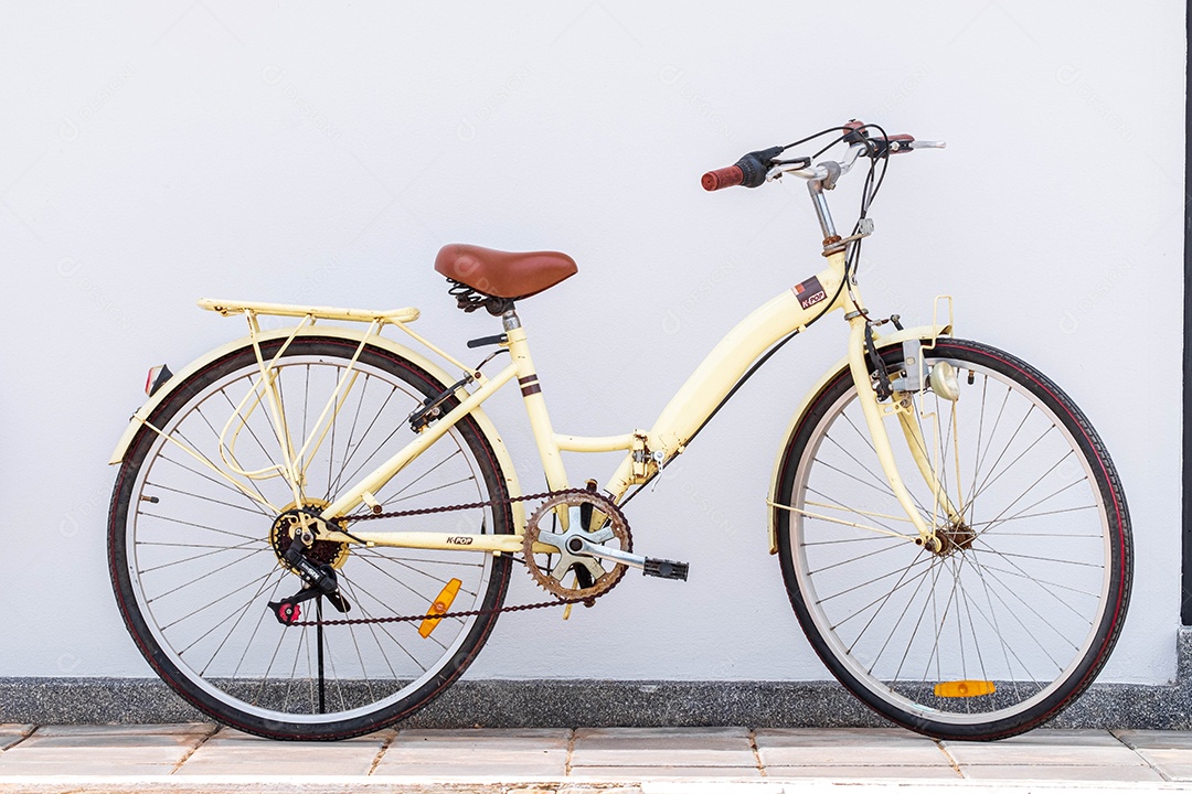 Bicicleta branca estacionanda