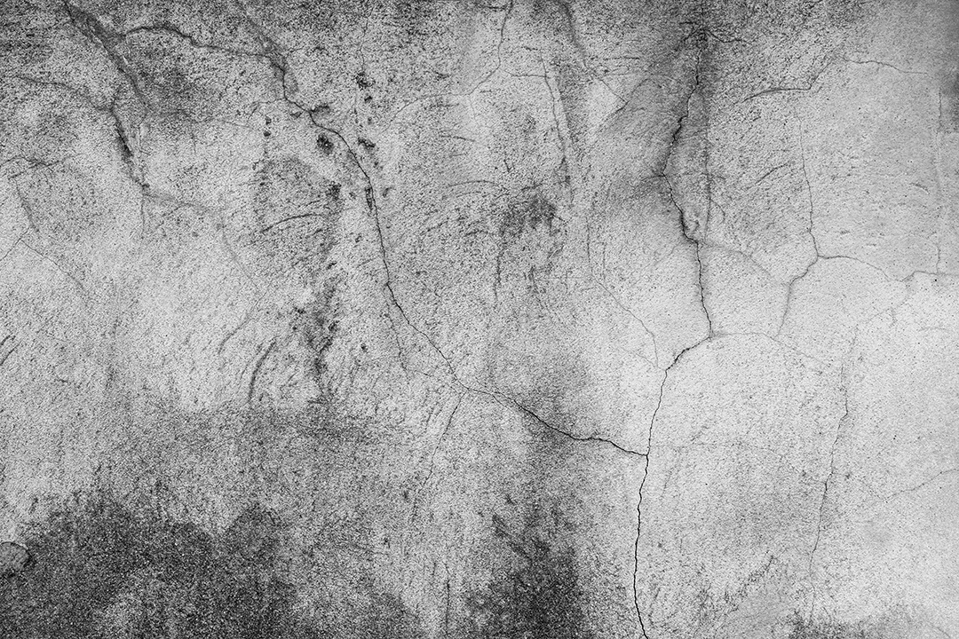 Velho muro de concreto em preto e branco, parede de cimento, parede quebrada, textura de fundo