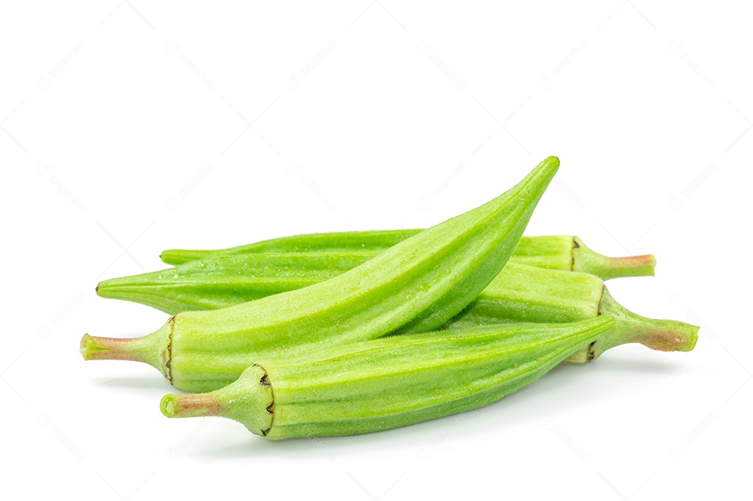 Quiabo fresco isolado no fundo branco com traçado de recorte