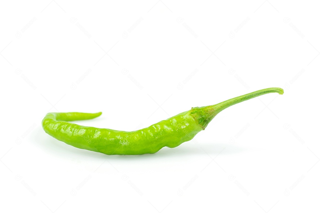 Pimenta verde fresca isolada no fundo branco com traçado de recorte