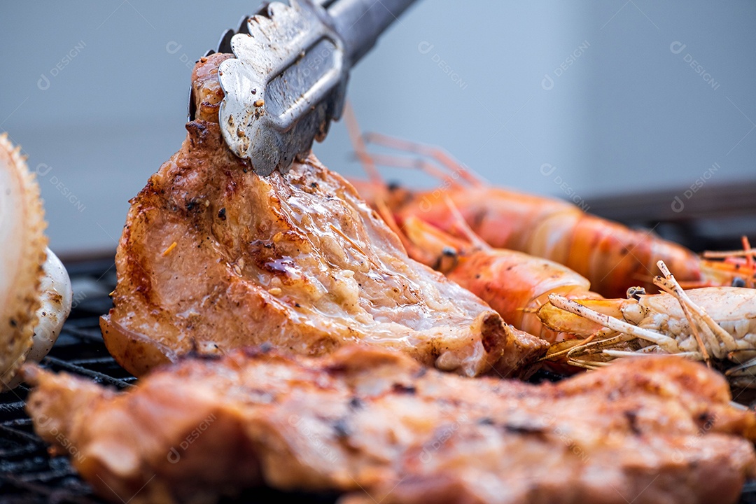 Churrasco comida sobre grelha de churrasqueira