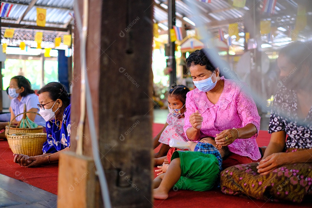 Pessoas reunidas eventos salão