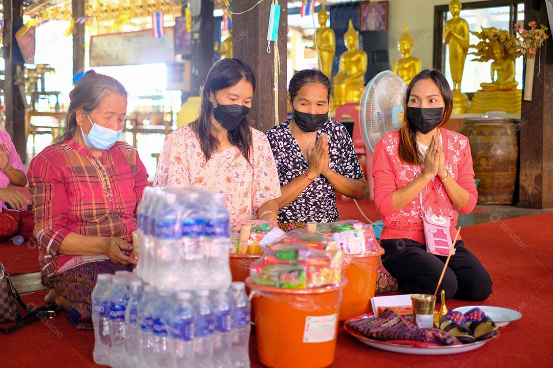 Pessoas reunidas eventos salão