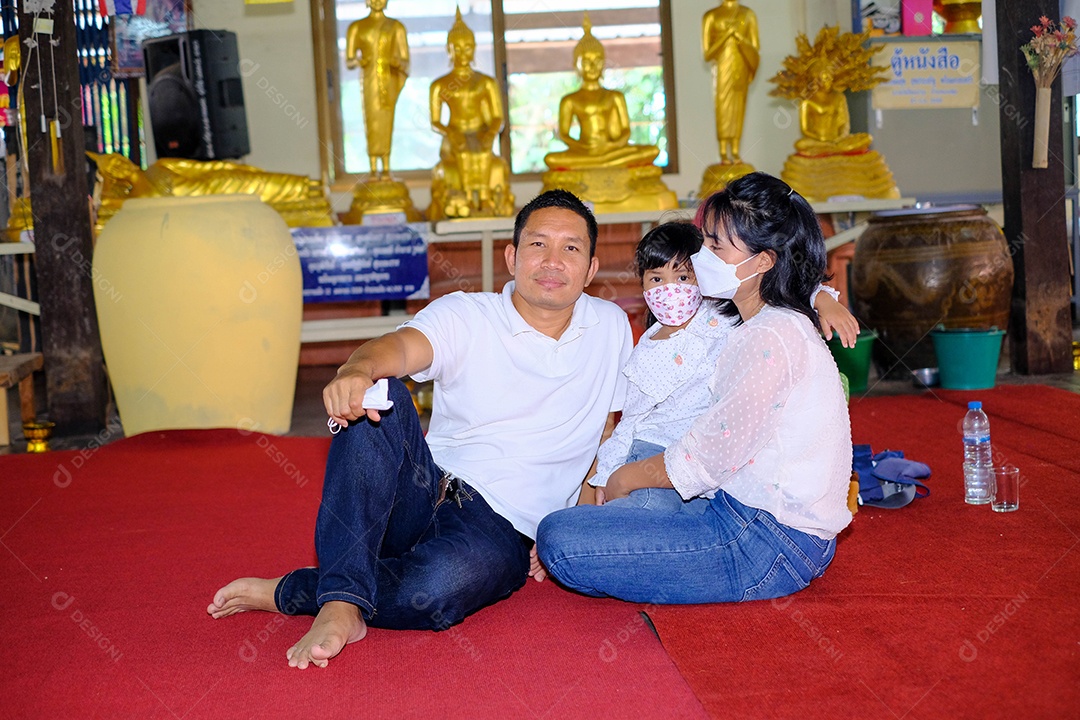 Pessoas reunidas eventos salão