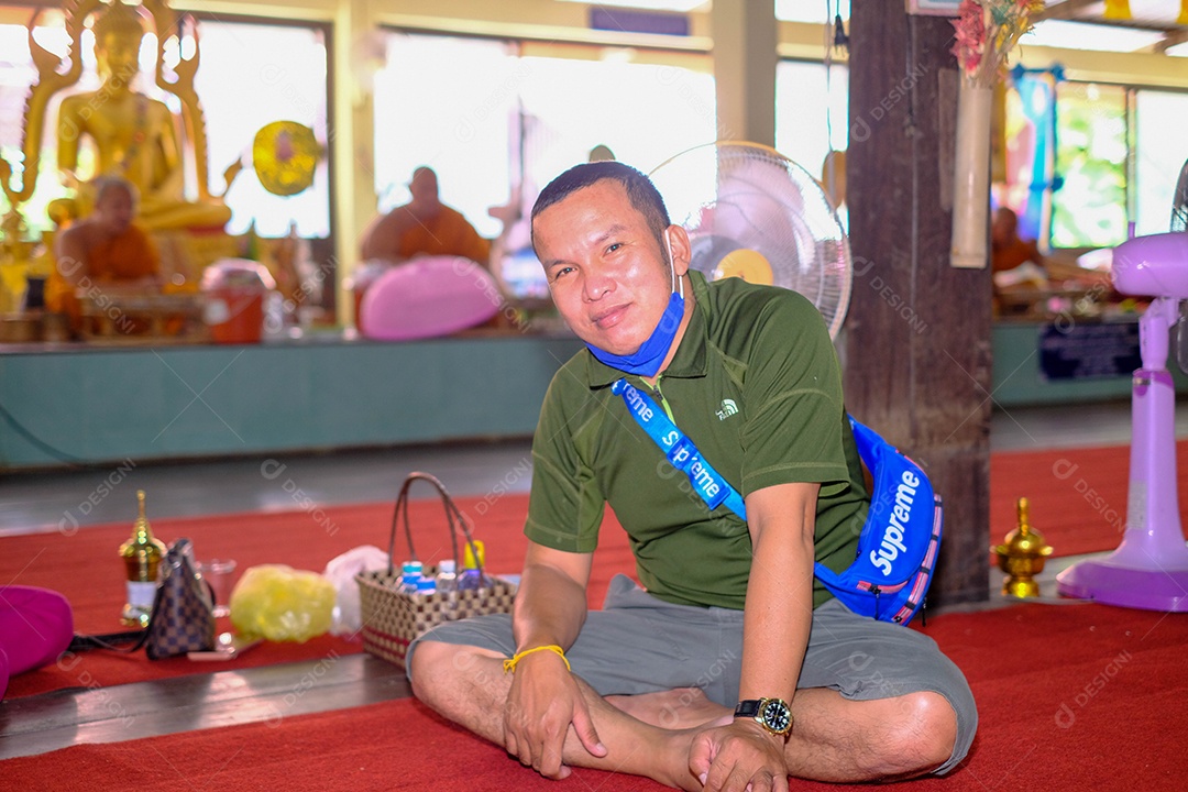 Pessoas reunidas eventos salão