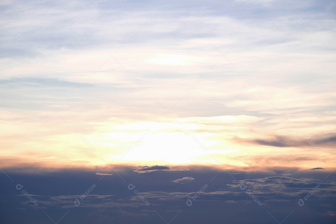 lindas nuvens laranja e luz do sol no céu azul perfeito para o fundo, pegue a manhã, Crepúsculo