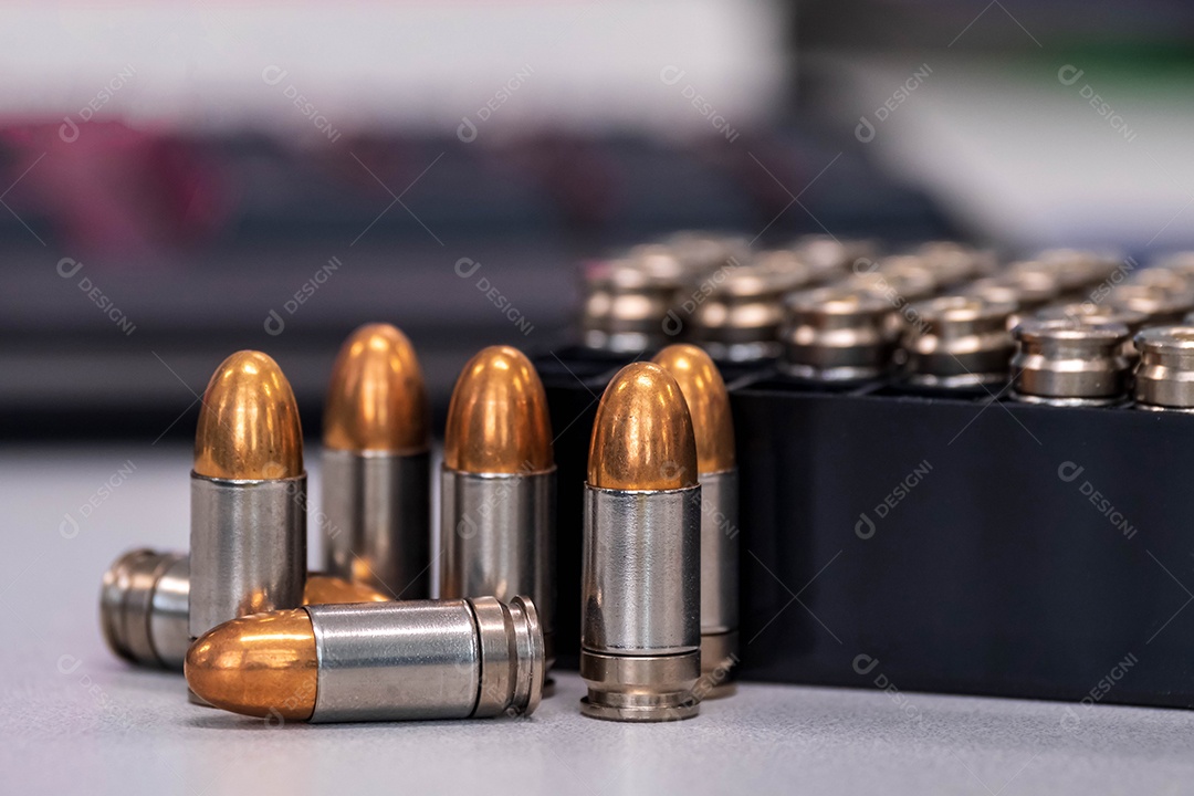 Punhado de balas de cano curto foi colocado sobre a mesa, ao lado das inúmeras caixas de rolamentos de esferas.