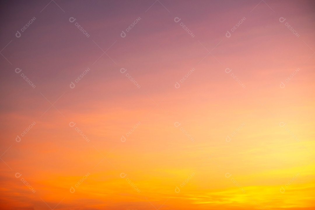 Lindas nuvens laranja e luz do sol no céu azul perfeito para o fundo, pegue a manhã, Crepúsculo