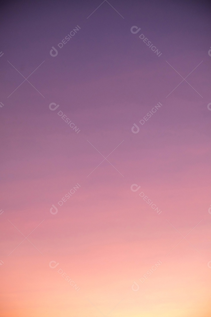 Lindas nuvens laranja e luz do sol no céu azul perfeito para o fundo, pegue a manhã, Crepúsculo