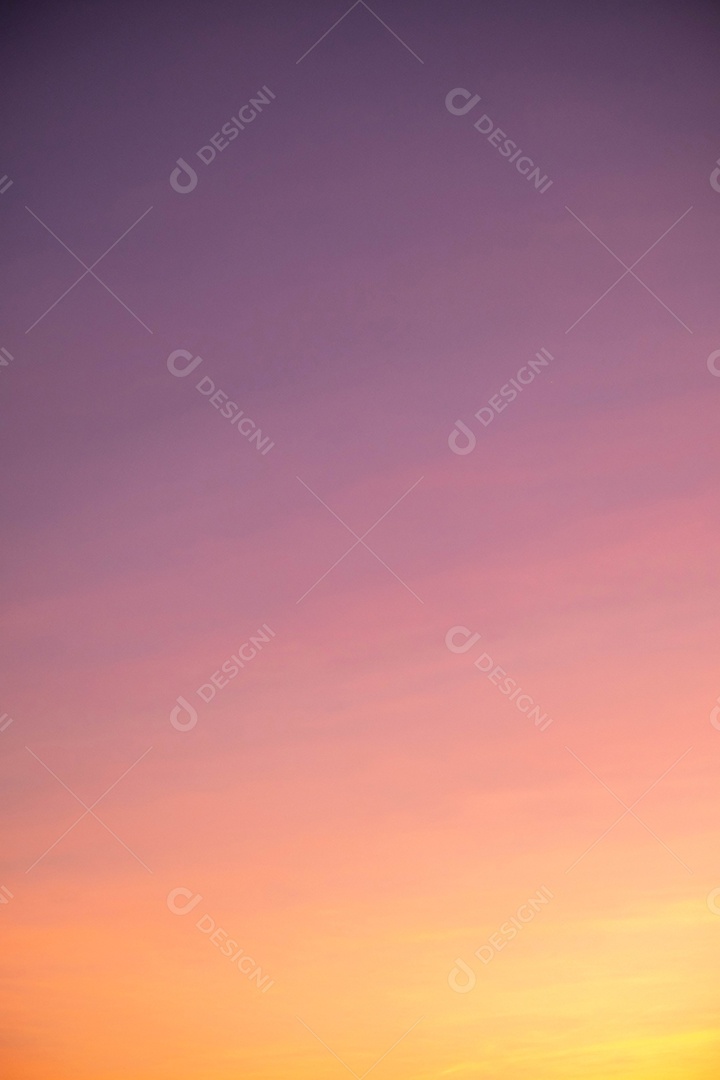 Lindas nuvens laranja e luz do sol no céu azul perfeito para o fundo, pegue a manhã, Crepúsculo
