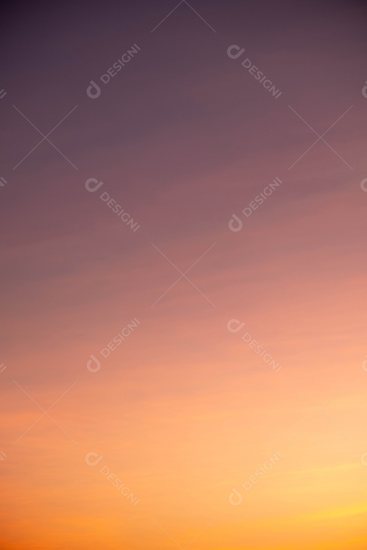 Lindas nuvens laranja e luz do sol no céu azul perfeito para o fundo, pegue a manhã, Crepúsculo
