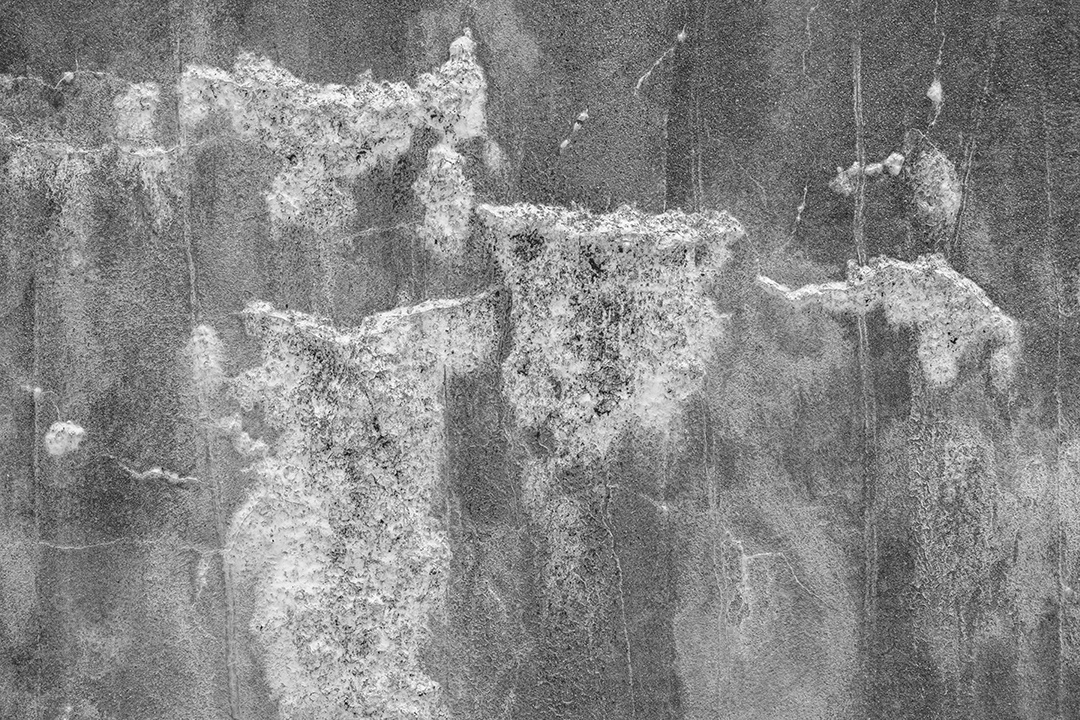 Velho muro de concreto em preto e branco, parede de cimento, parede quebrada, textura de fundo