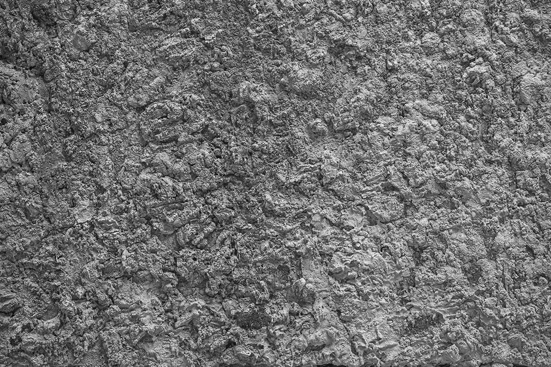 Velho muro de concreto em preto e branco, parede de cimento, parede quebrada, textura de fundo