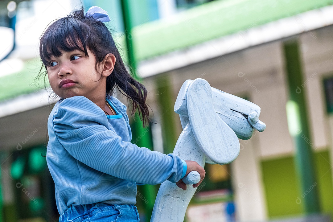 Linda menina criança bricando