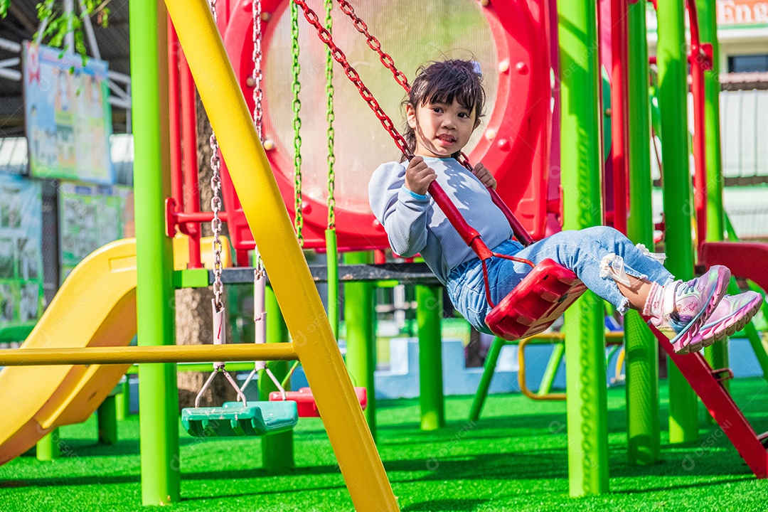 Linda menina criança bricando