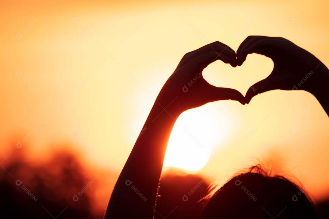 Mulher de silhueta pintada à mão em forma de coração com pôr do sol conceito de amor feliz dia dos namorados