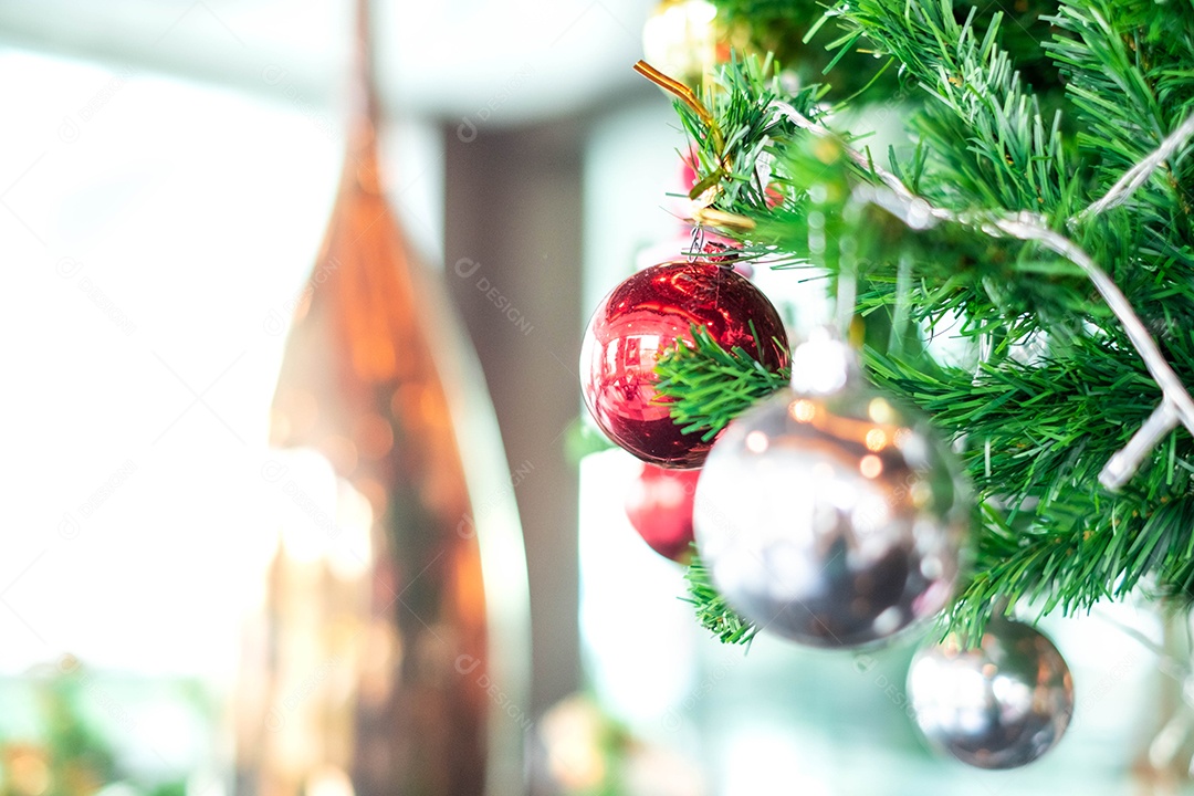 Arvore de natal enfeites papai noel fundo desfocado