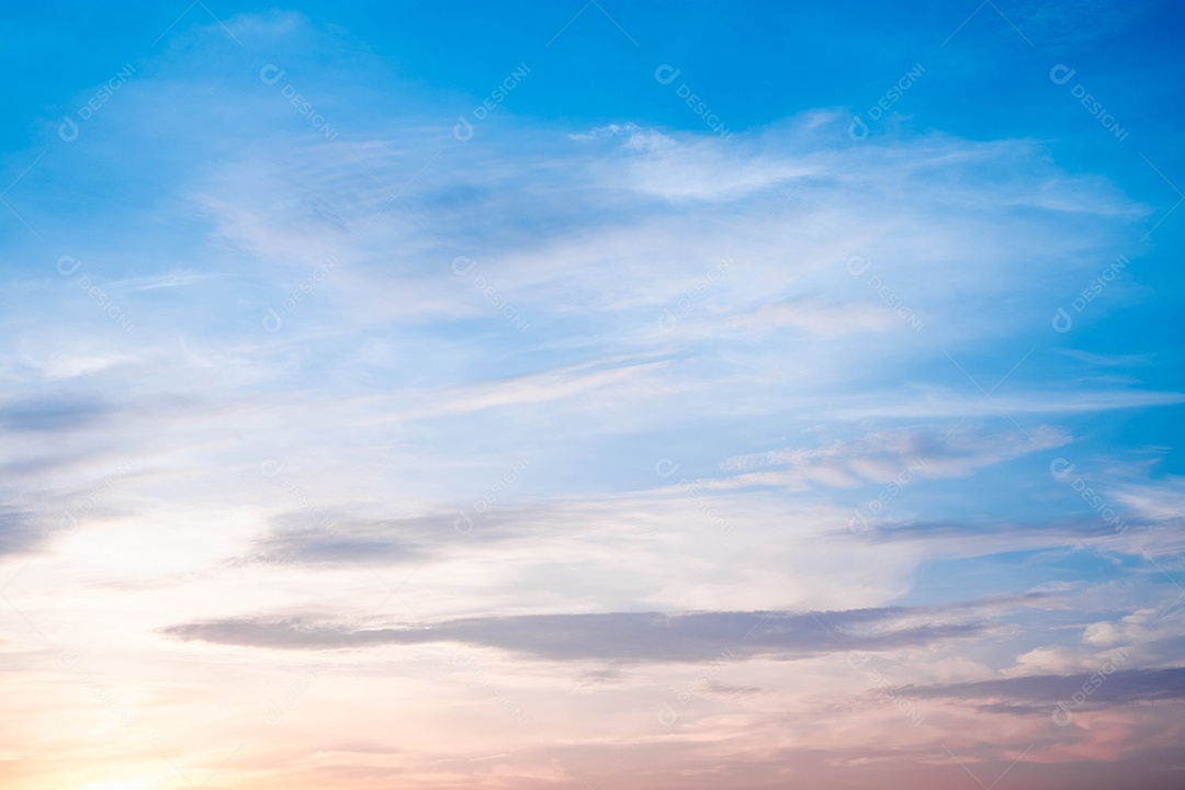 lindas nuvens brancas e luz do sol no céu azul perfeito para o fundo, pegue a manhã