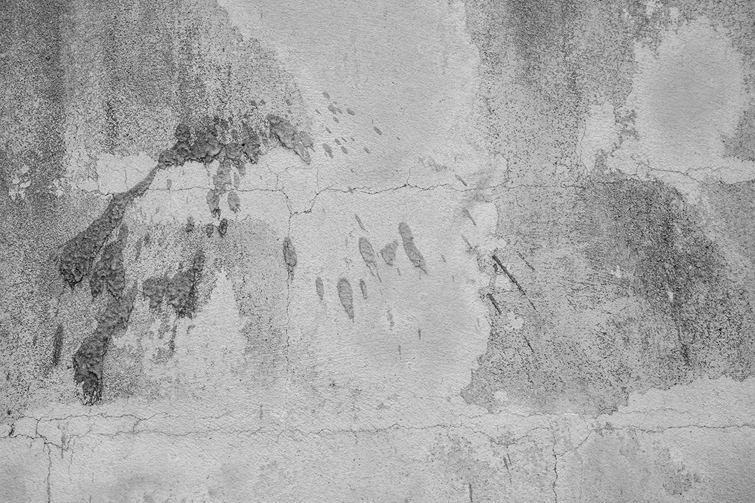 Velho muro de concreto em preto e branco, parede de cimento, parede quebrada, textura de fundo