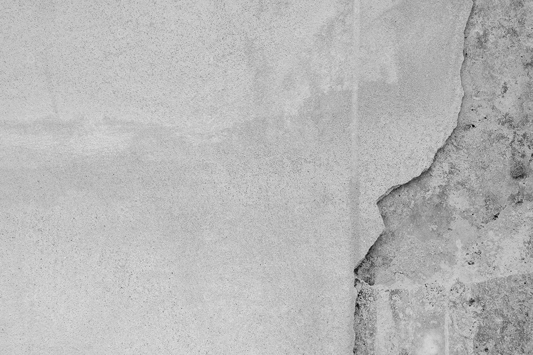 Velho muro de concreto em preto e branco, parede de cimento, parede quebrada, textura de fundo