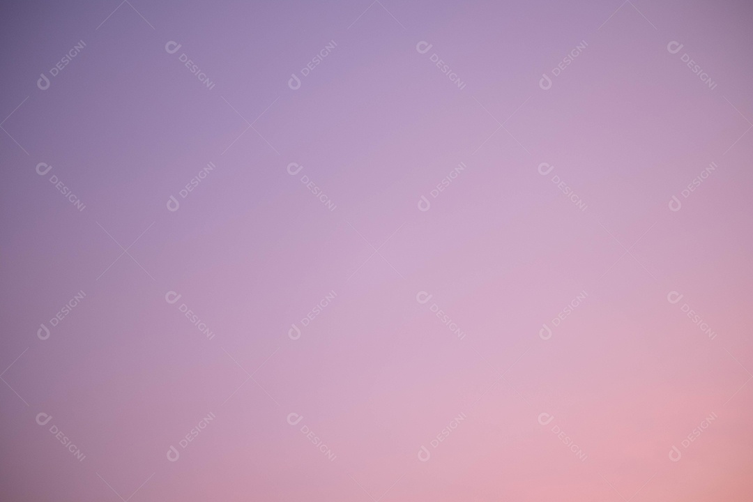 lindas nuvens de tom roxo e luz do sol no céu azul perfeito para o fundo, pegue a noite, Crepúsculo