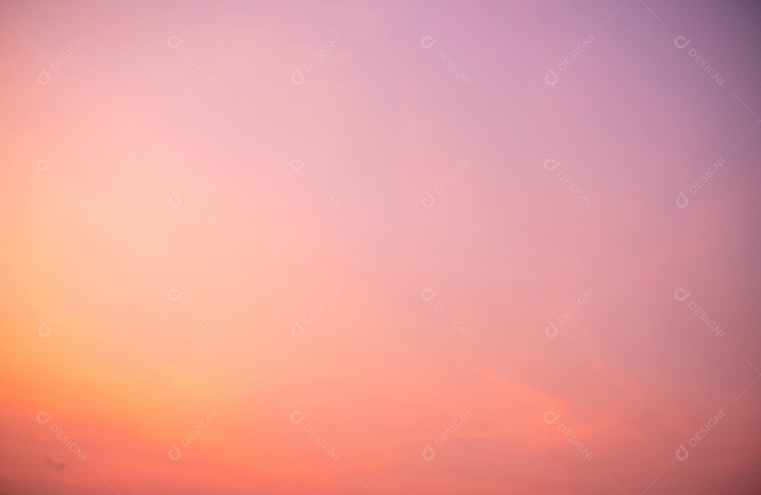 lindas nuvens laranja e luz solar no céu perfeito da manhã para o fundo, plano de fundo, banner