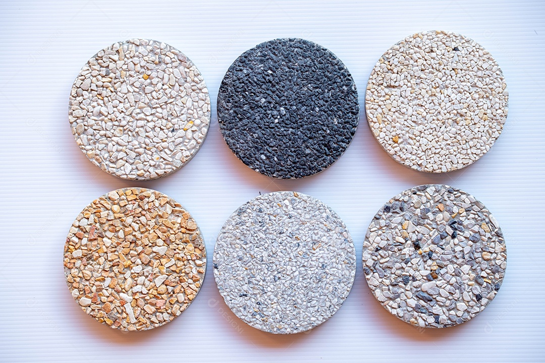 Exemplo de concreto agregado exposto com diferentes seixos coloridos