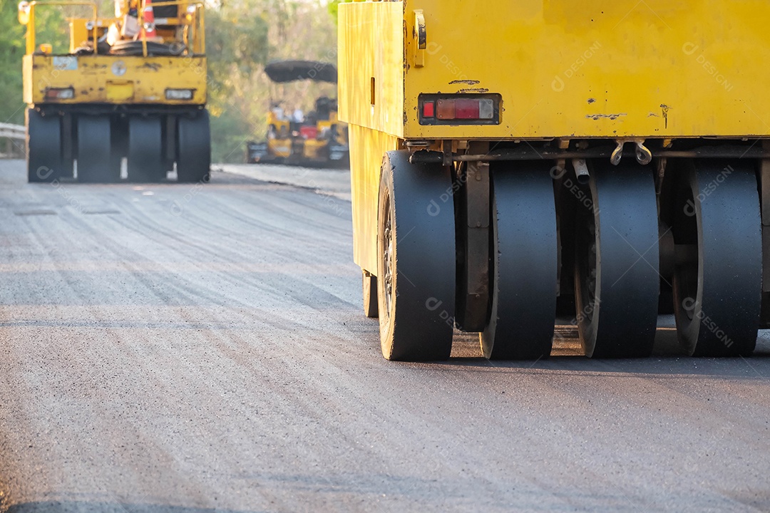 Estrada amarelo trabalhando no novo local de construção de estradas. estrada de asfalto preto no país, obras de construção