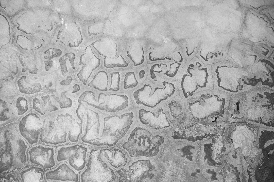 Piso de concreto antigo Na cor preto e branco, cimento, quebrado, sujo, textura de fundo