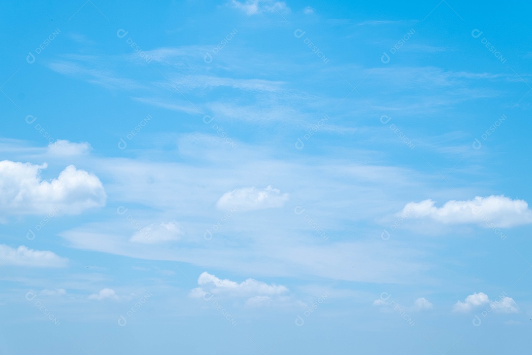 grupo de belas nuvens brancas do céu perfeito para o fundo, céu azul claro, luz solar, inverno