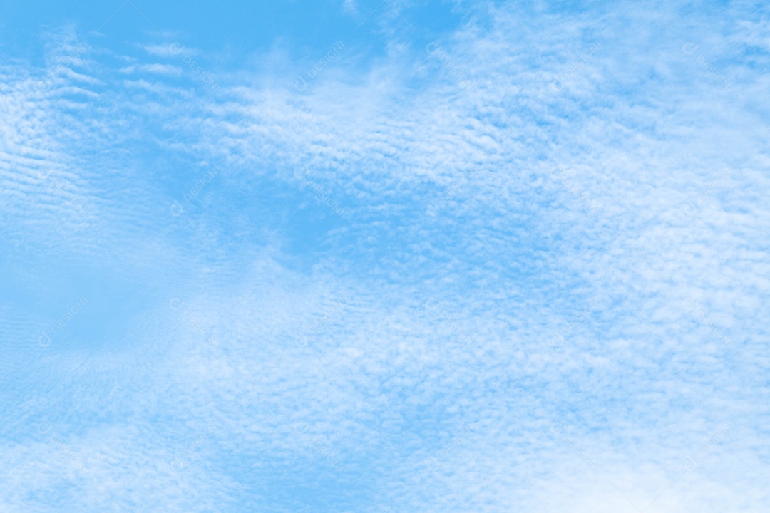 grupo de belas nuvens brancas do céu perfeito para o fundo, céu azul claro, luz solar, inverno