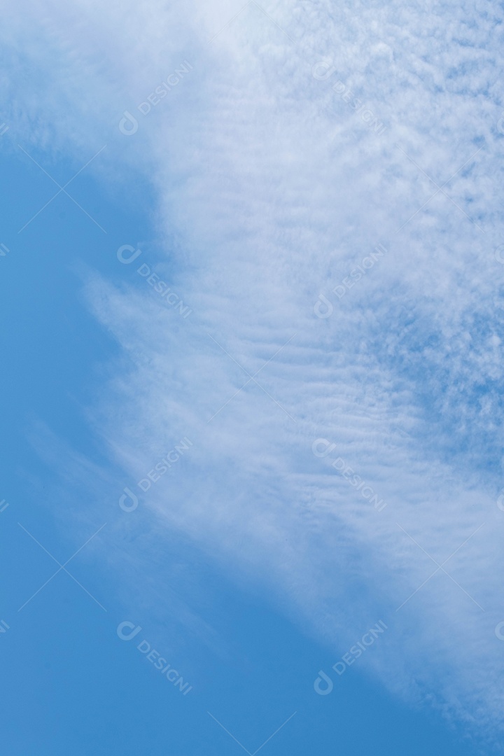 grupo de belas nuvens brancas do céu perfeito para o fundo, céu azul claro, luz solar, inverno