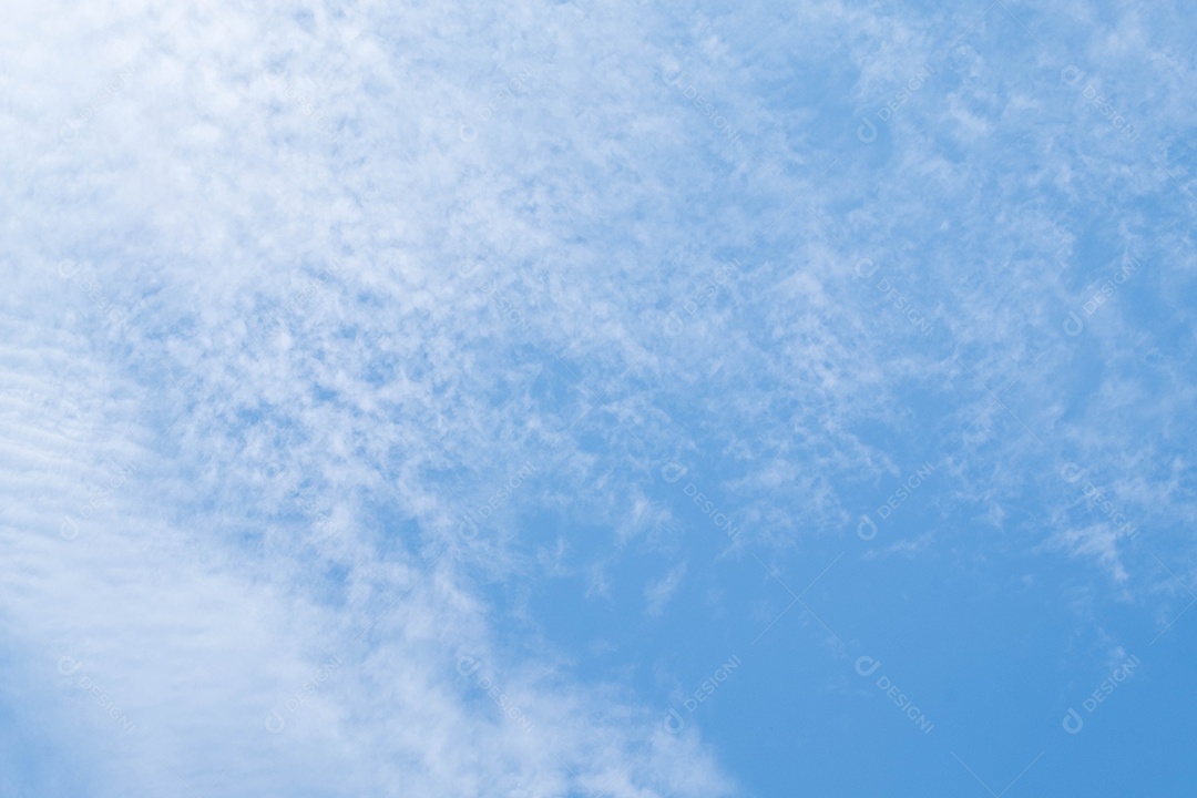 grupo de belas nuvens brancas do céu perfeito para o fundo, céu azul claro, luz solar, inverno