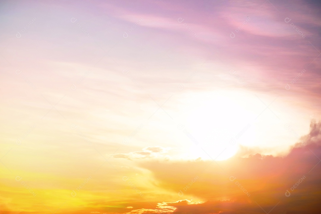 lindas nuvens laranja e luz do sol no céu azul perfeito para o fundo, aproveite a noite, crepúsculo, pôr do sol e luz do sol no verão