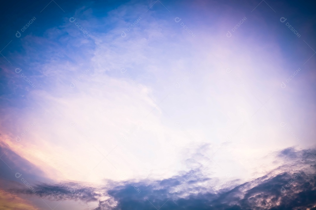 lindas nuvens laranja e luz do sol no céu azul perfeito para o fundo, aproveite a noite, crepúsculo, pôr do sol e luz do sol no verão
