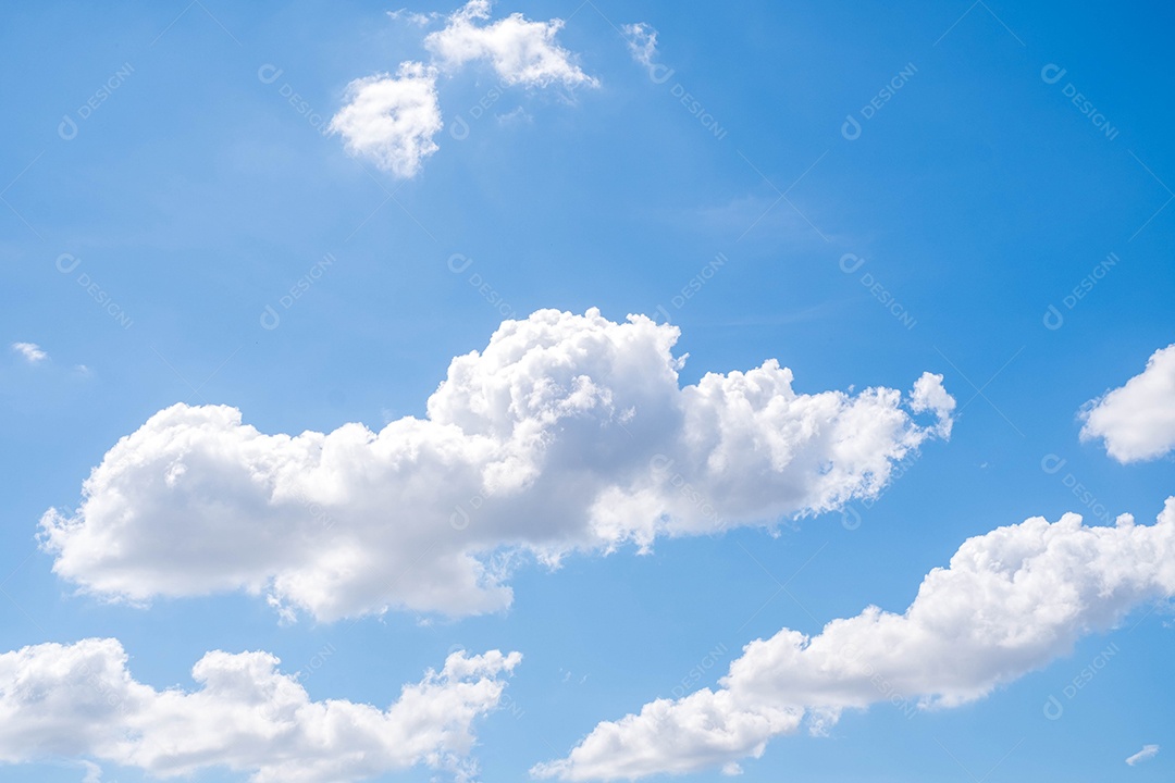 grupo de belas nuvens brancas do céu perfeito para o fundo, céu azul claro, luz solar, inverno