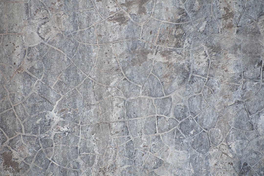 Piso de concreto antigo na cor preto e branco, cimento, quebrado, sujo, textura de fundo